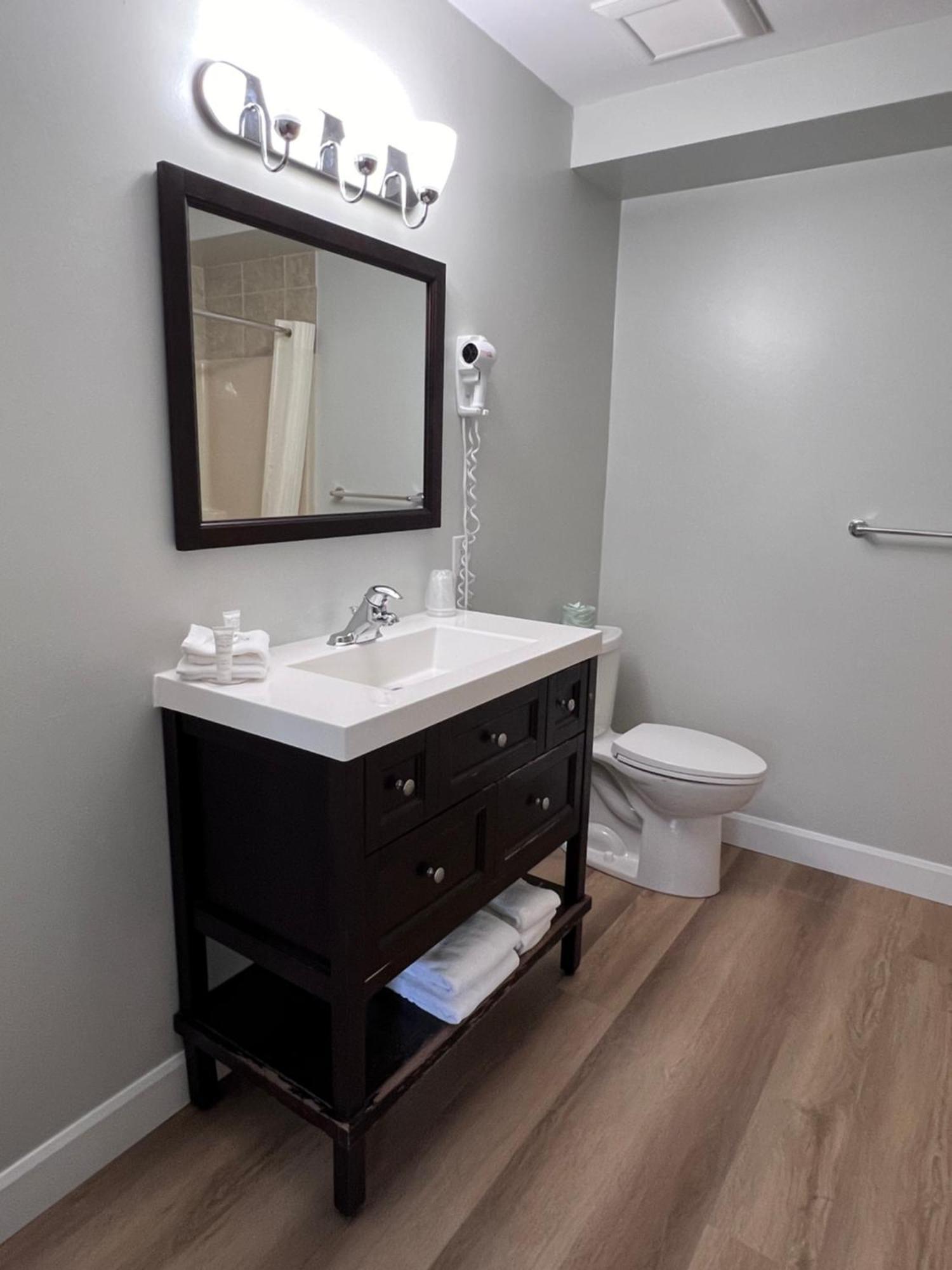Wellington Inn Bracebridge Exteriör bild